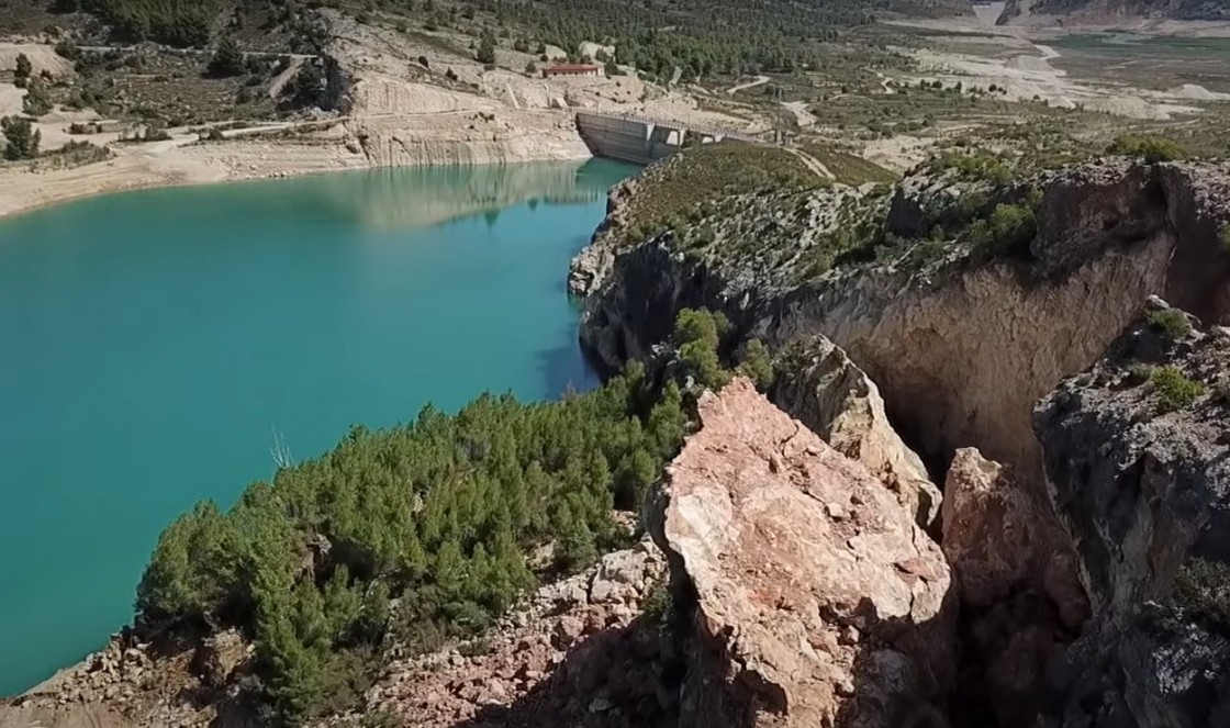 Estudian un desprendimiento junto a la presa del Puente de Santolea y suspenden el baño y las actividades acuáticas