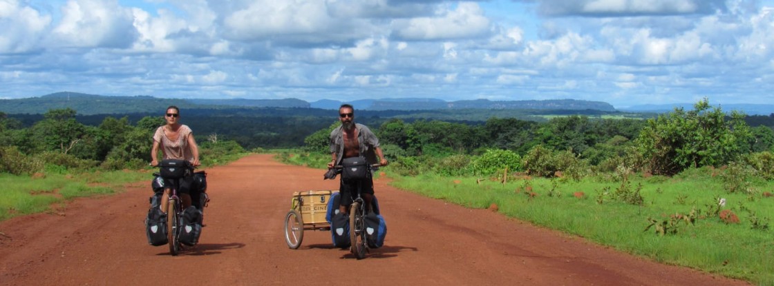 Carmelo López e Isabel Segura recorrieron África en bici: “En África, nuestro objetivo era entretener y que la gente comprendiera lo que veía”