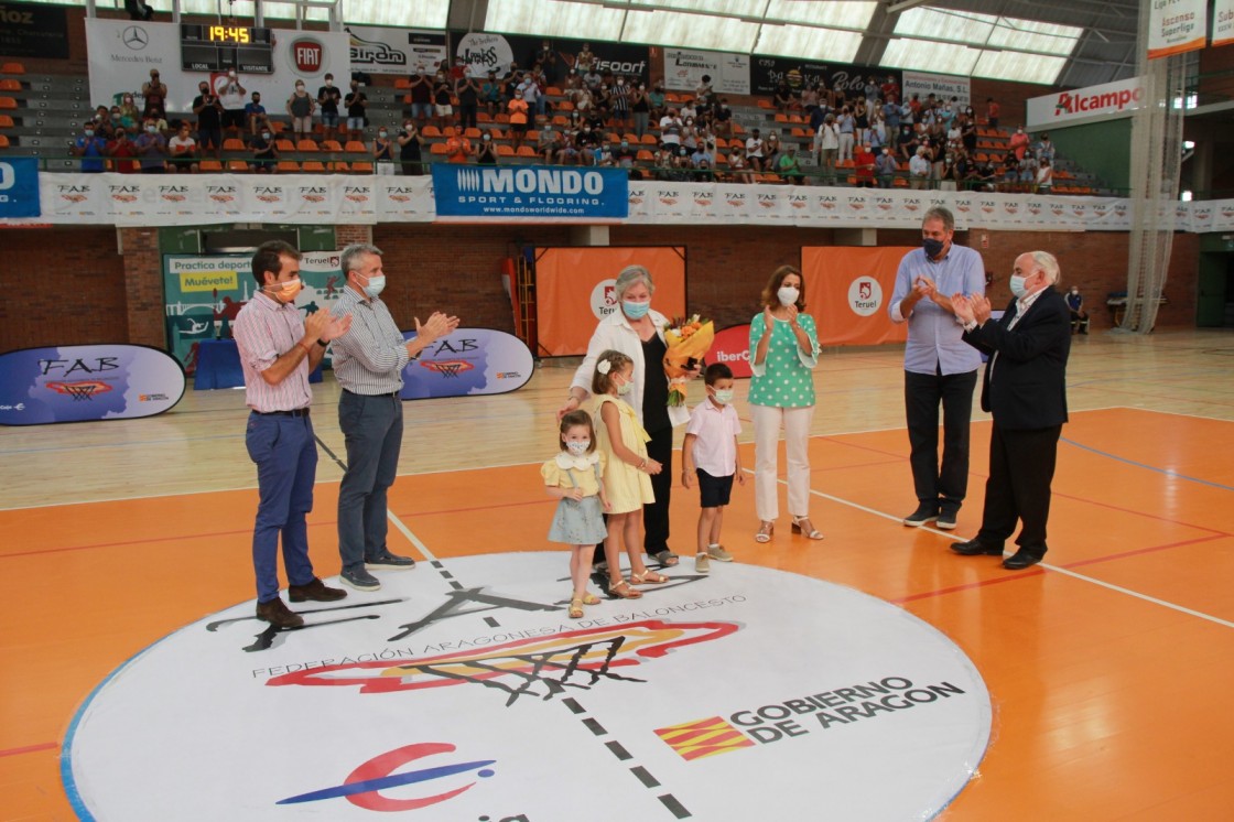 Teruel recuerda a Pepe Lanzuela, alma del baloncesto, y la Federación Aragonesa le entrega a su viuda la insignia de honor