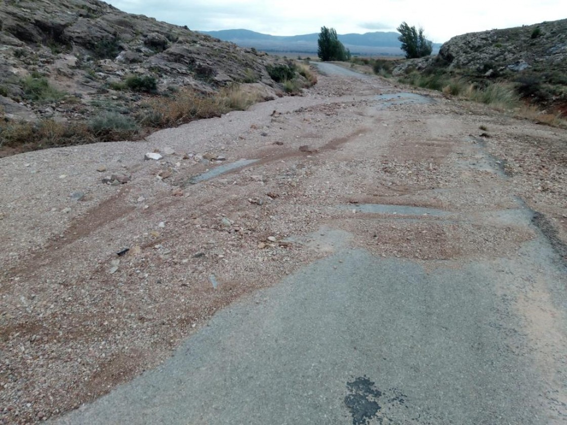 La DPT actúa en varias carreteras afectadas por desprendimientos y acumulación de barro por las fuertes tormentas