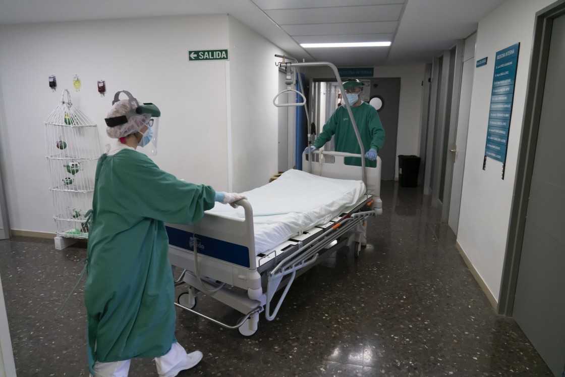 La Unidad de Cuidados Intensivos del hospital Obispo Polanco se llena, una circunstancia que no se daba desde febrero