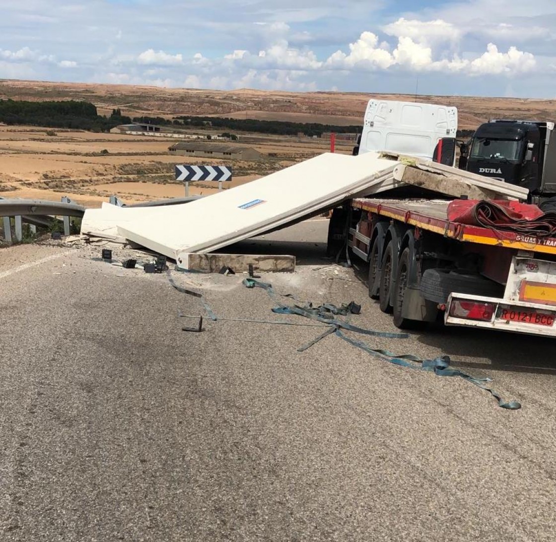 Corte de tráfico en la N-232 en sentido Vinaroz a la altura de Azaila al perder su carga un camión