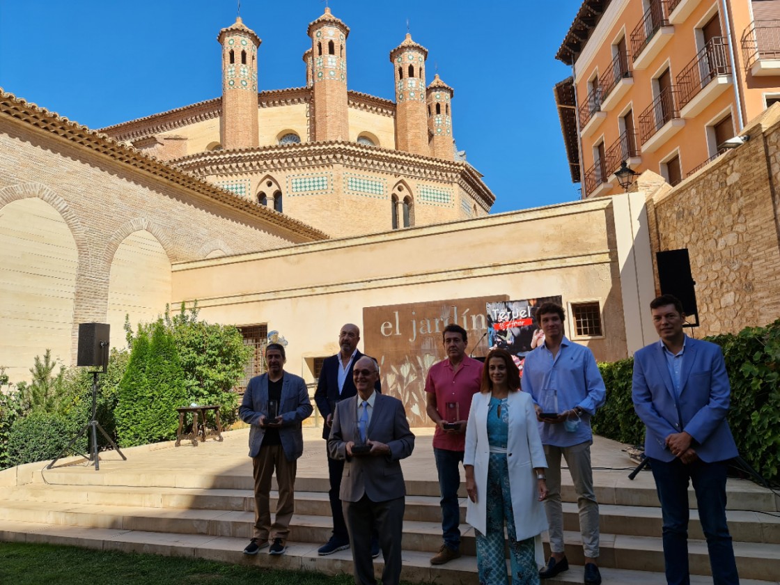 Los ganadores del Certamen de Poesía Amantes de Teruel reciben sus premios en el Mausoleo