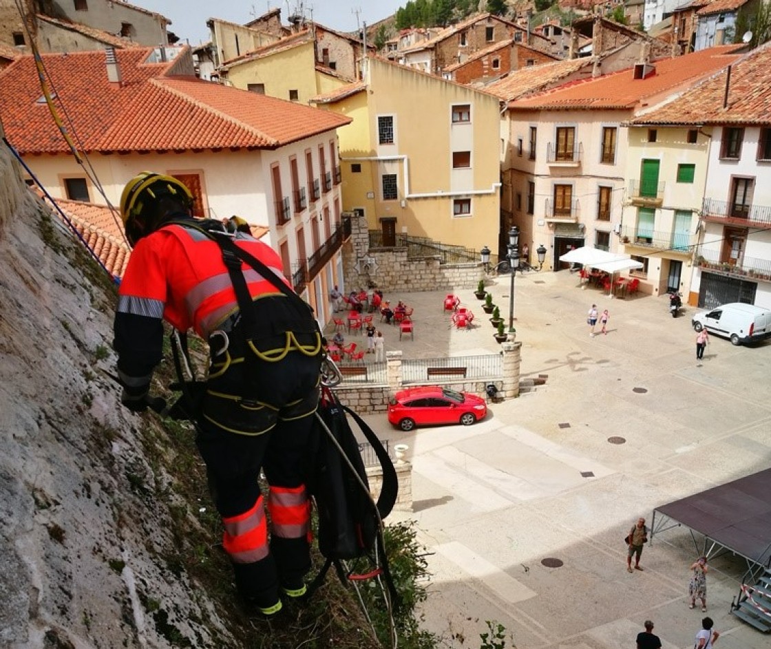 Los bomberos  del parque de Montalbán hacen prácticas de altura