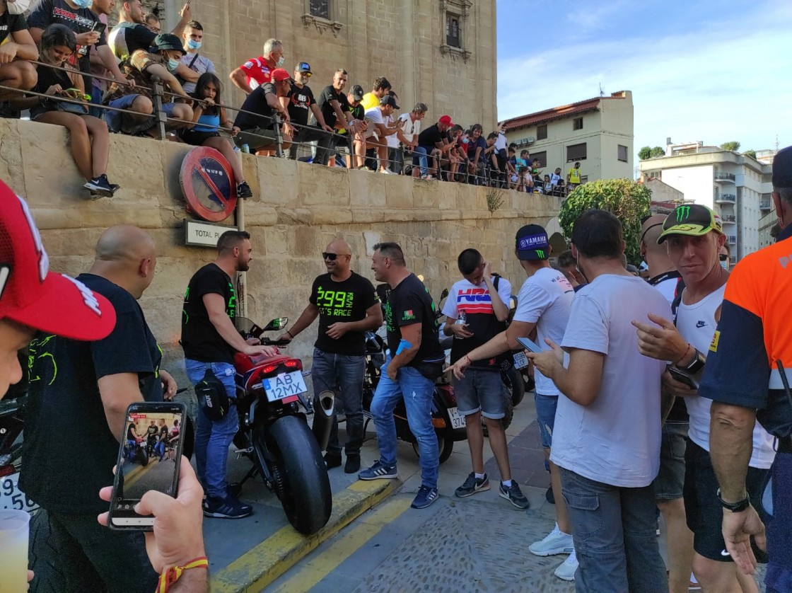 Gran Premio extraño, con gente pero sin música ni barras en las calles de Alcañiz