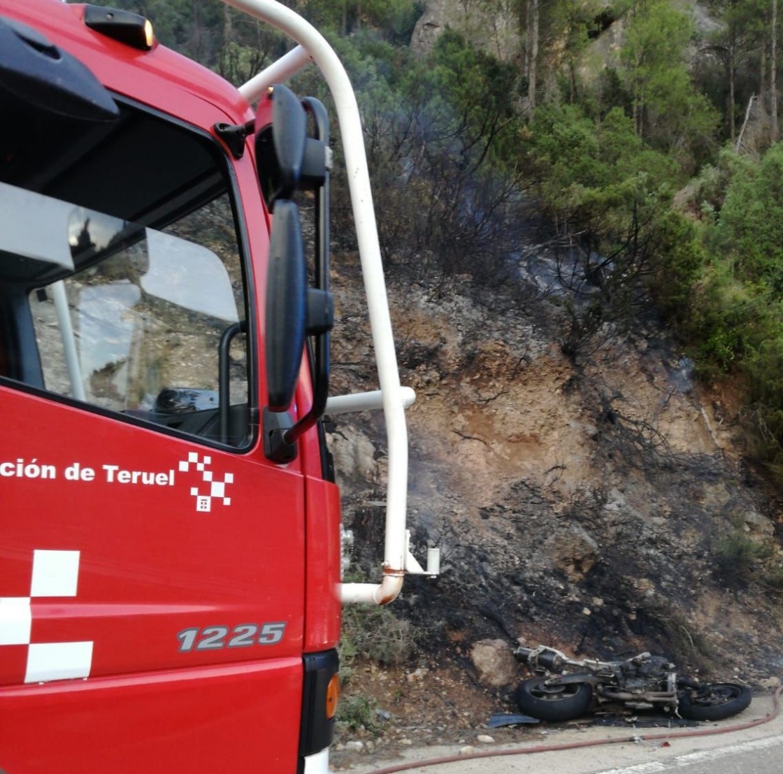 Un herido en un accidente de moto entre Beceite y Valderrobres, que ha ocasionado un incendio