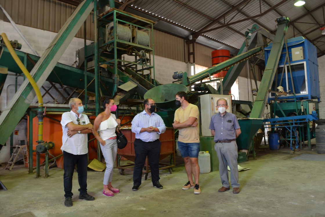 El vicepresidente de la DPT, Alberto Izquierdo, se compromete en Valdealgorfa a apoyar el sector empresarial de la aceituna de mesa