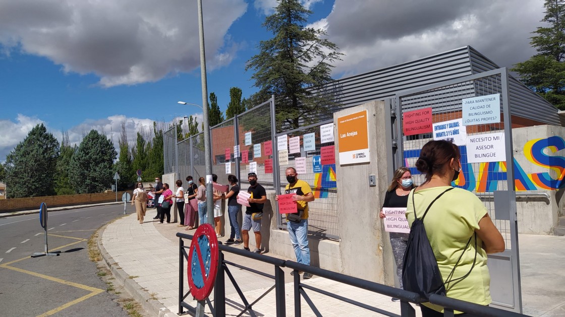 Las familias del colegio Las Anejas de Teruel ‘abrazan’ el colegio por el recorte en asesores