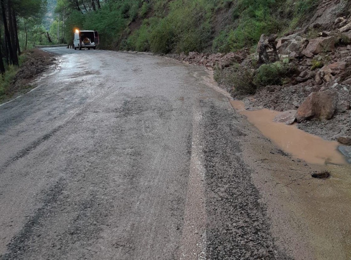 El Servicio de Vías y Obras de la Diputación finaliza los trabajos de limpieza de la carretera TE-V-2001 en Olba