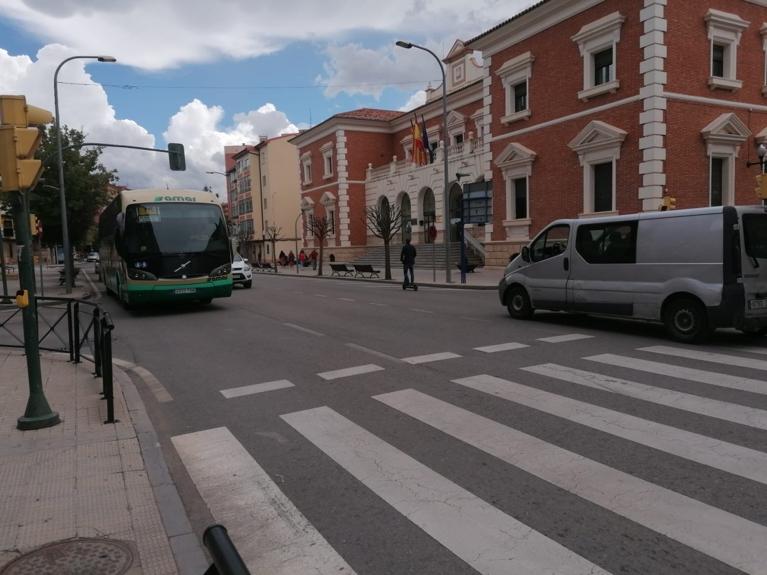 La ciudad de Teruel obligará a usar casco y chaleco a los conductores de patinetes