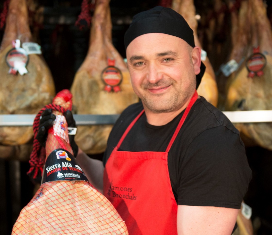 Paco Nácher,  jamonero de Bronchales: “Antes de la pandemia la gente era reacia a comprar alimentos por internet”