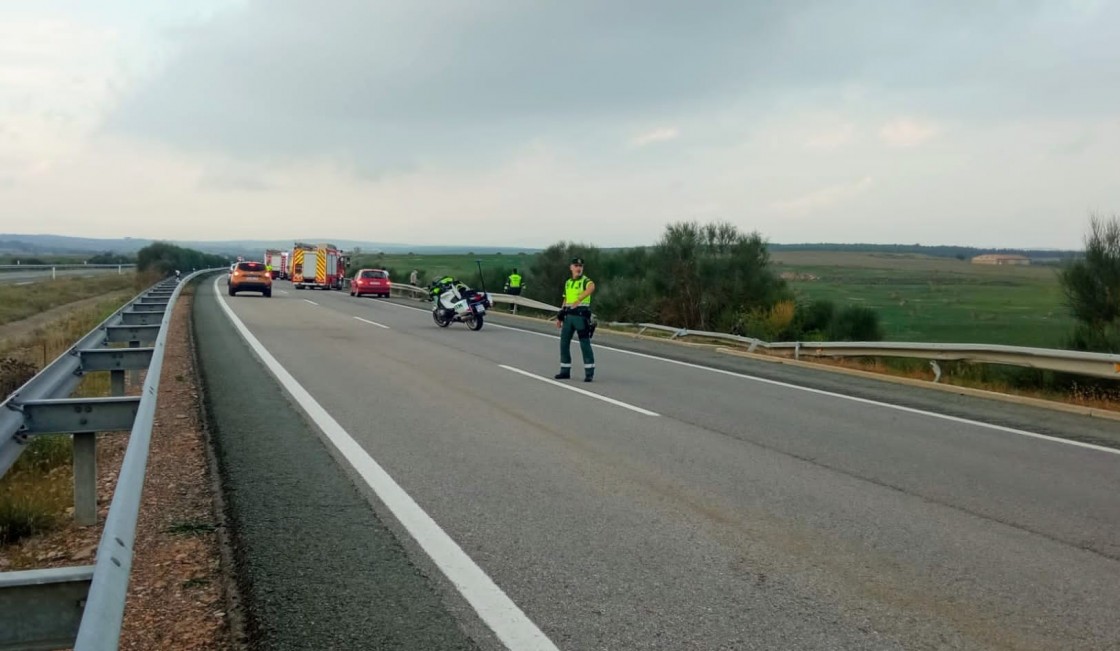 Fallece un hombre de 56 años tras salirse de la carretera y caer su vehículo por un terraplén de unos 15 metros en la A-23