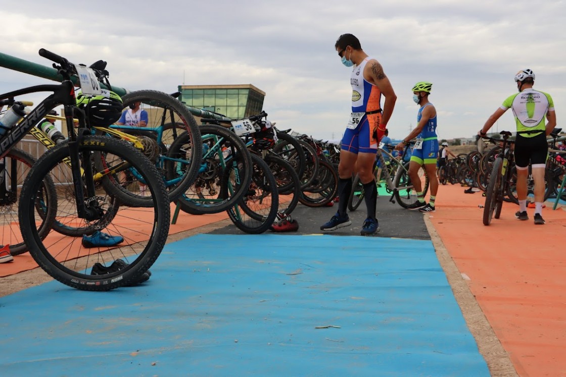 Alberto Sábado, oro en Veteranos 1 en el Duatlón Cros de Alcañiz,  en Motorland