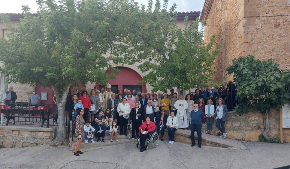 Los vecinos de Bueña reciben la visita de un obispo después de dos décadas