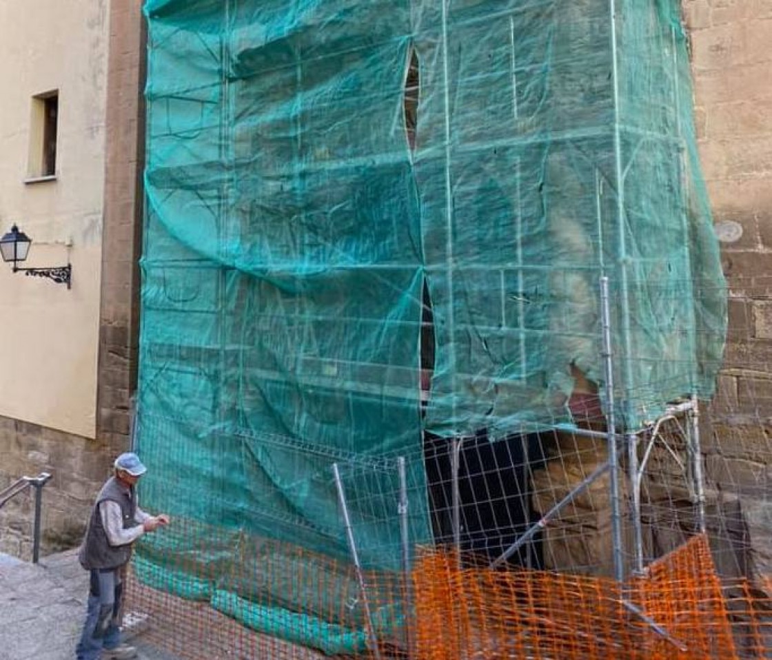 Comienzan las obras de restauración de la iglesia del Carmen de Alcañiz con trabajos en la portada del templo