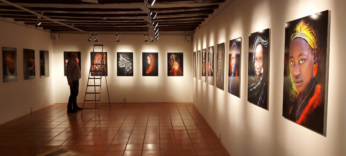 Sonrisas africanas que tiñen el rojo Albarracín: las imágenes de Eduardo Forcada se pueden ver y comprar en el marco de un proyecto solidario