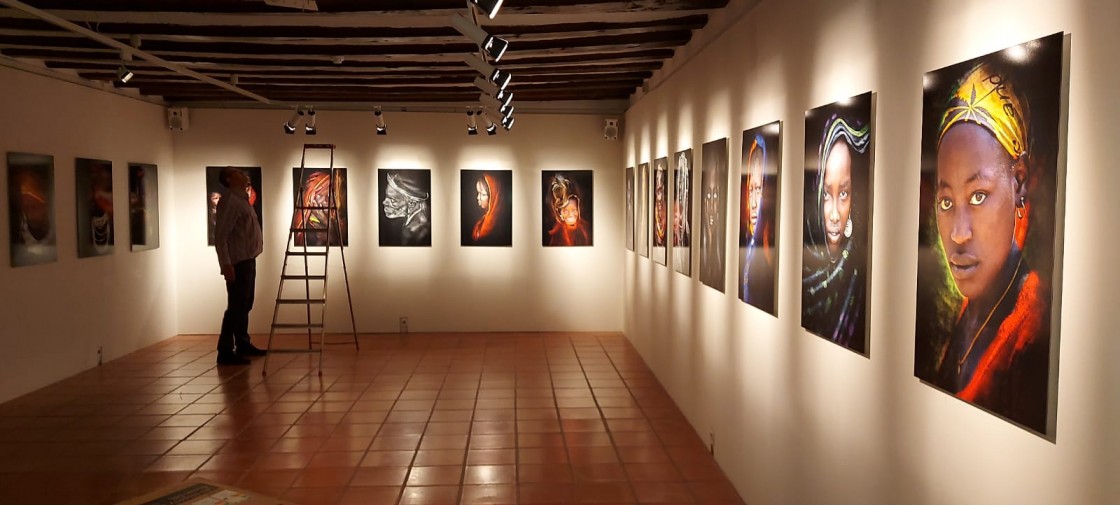 Sonrisas africanas que tiñen el rojo Albarracín: las imágenes de Eduardo Forcada se pueden ver  y comprar en el marco de un proyecto solidario