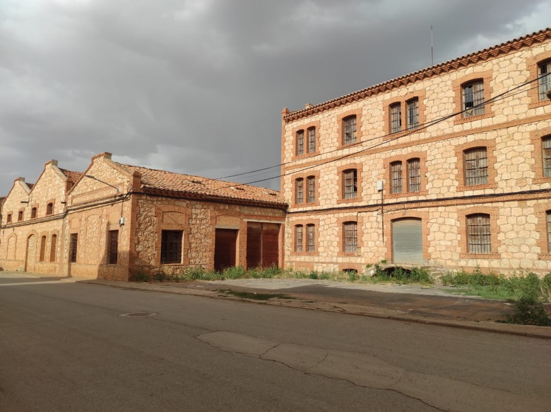 Ponen a la venta el complejo de edificios de la harinera de Alfambra, catalogado como Bien de Interés Cultural