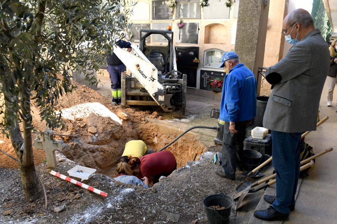 Hallan restos óseos humanos en el primer día de excavaciones en una fosa del cementerio de Alcañiz