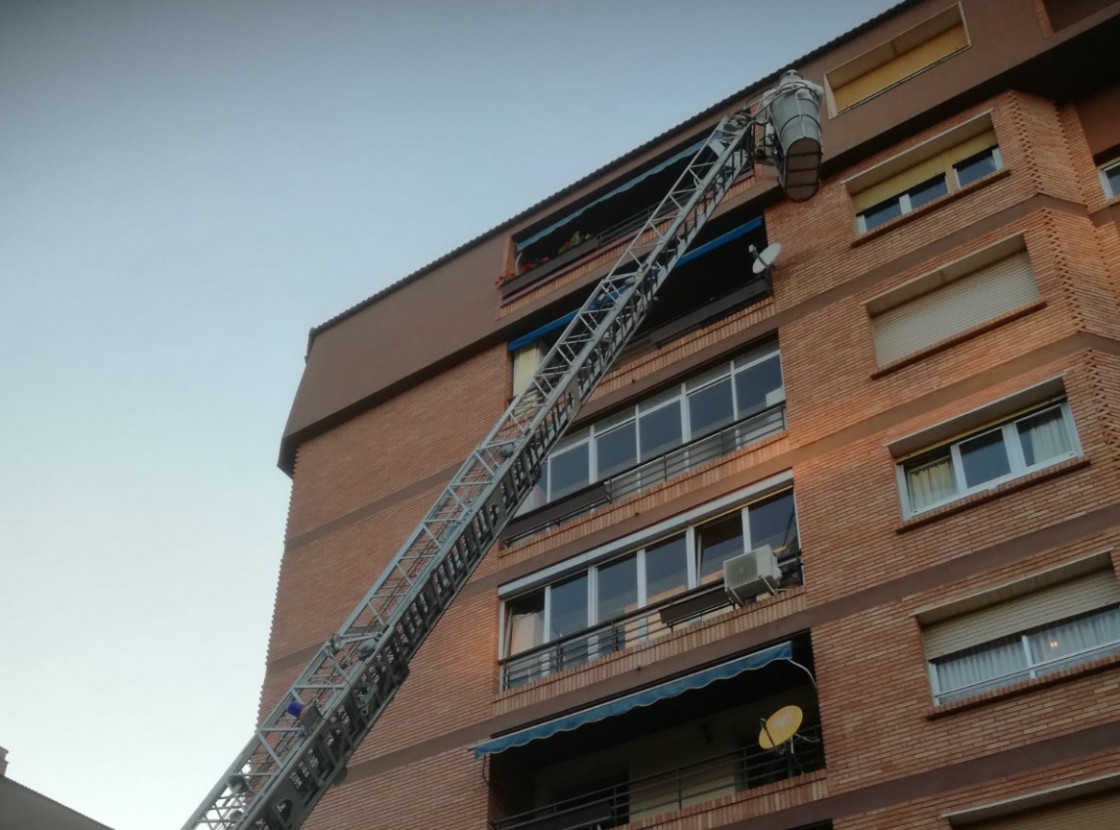 Los bomberos de Teruel retiran un avispero ante el riesgo de que los animales entraran en las viviendas