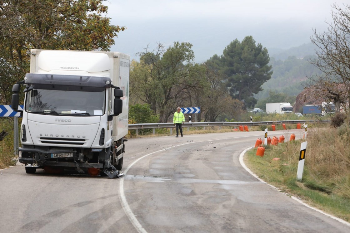 Reabre la N-330 tras el accidente entre dos camiones cuyos conductores resultaron ilesos