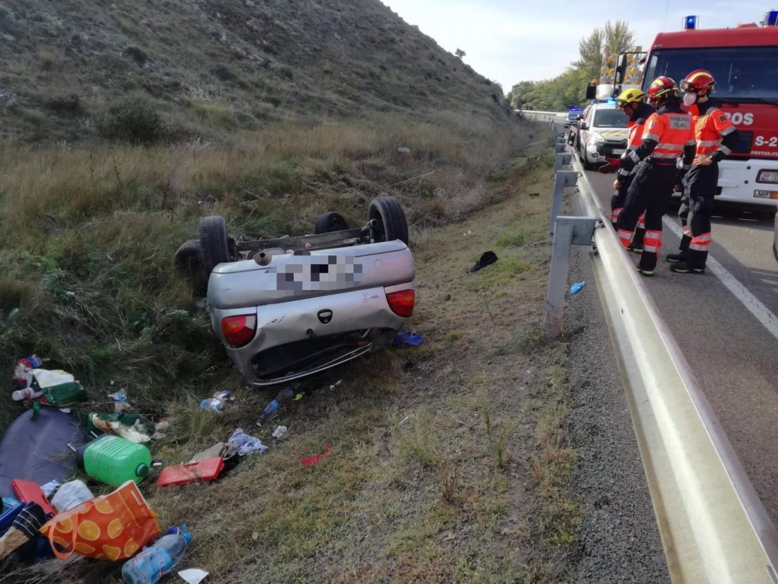 Los bomberos de la DPT excarcelan al conductor de un coche tras salirse de la vía en la N-234 en Calamocha