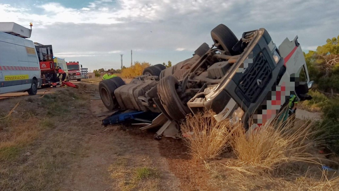 El conductor de un camión accidentado en la N-232 tiene que ser liberado por los bomberos