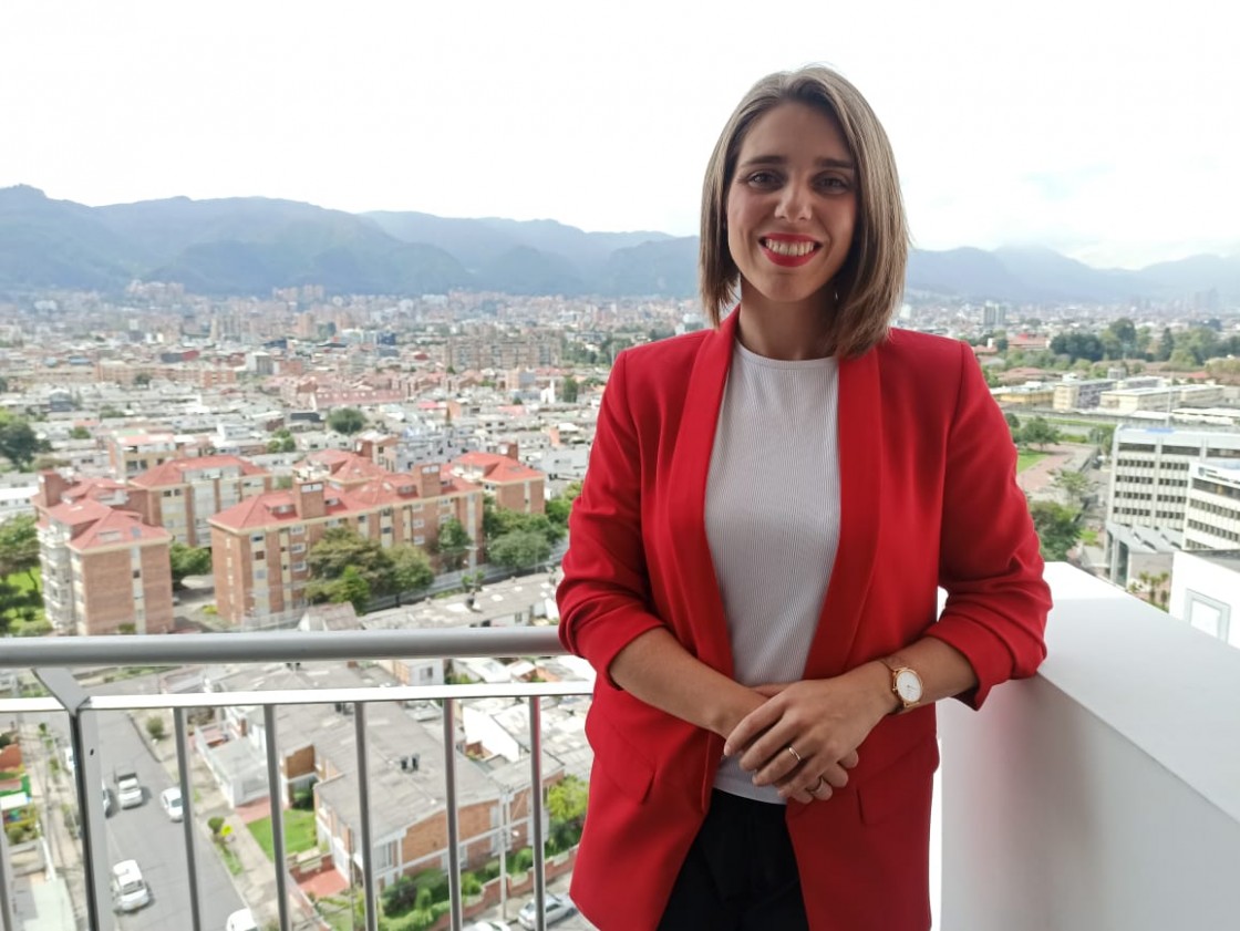 Lucía Benavente Liso, periodista y finalista de los premios de la Fundación Corresponsables:  “En Colombia se tiene un alto sentido de orgullo por su país y sus tradiciones”