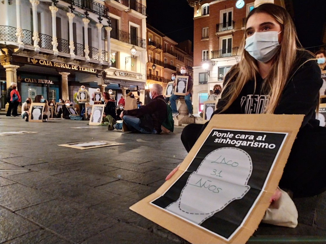 Una ‘performance’ organizada por Cáritas Teruel pide poner el foco en las personas sin hogar