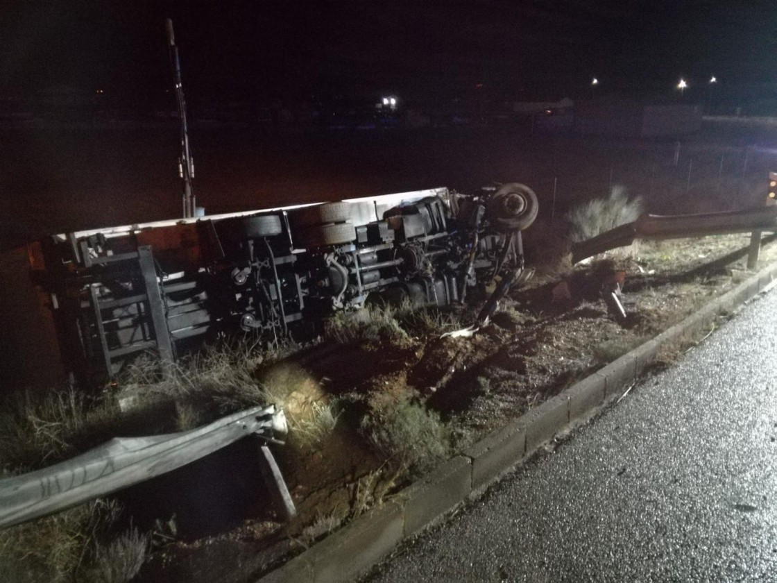 Los bomberos excarcelan a un camionero tras volcar su vehículo en Caminreal