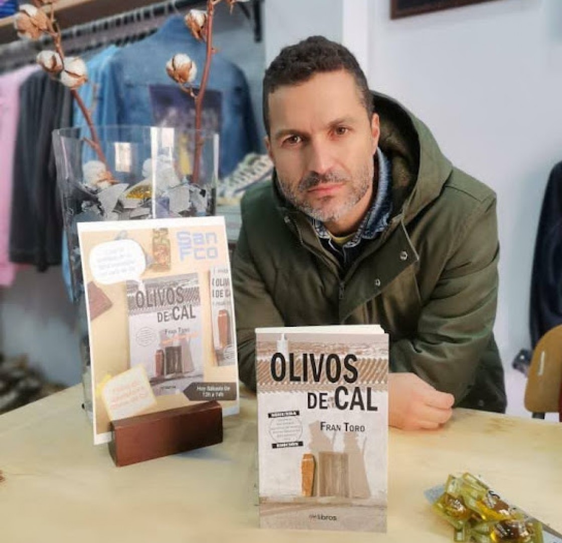 Fran Toro, escritor: “La novela ‘Olivos de cal’ es un llamamiento desesperado a escuchar a los mayores”