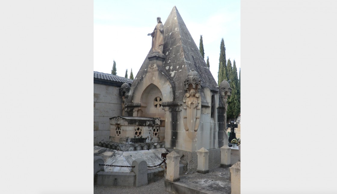 Un panteón singular del cementerio de Teruel