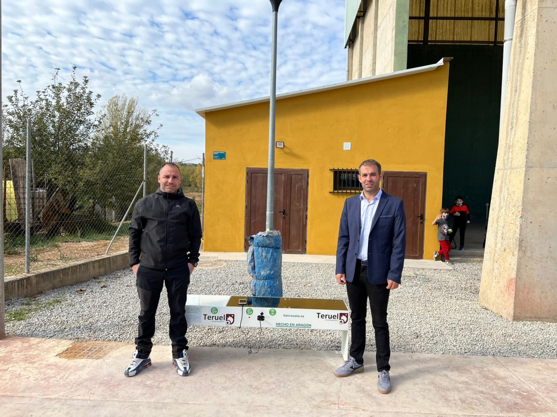 El Ayuntamiento de Teruel instala un banco solar con cargador para móviles y router wifi en San Blas