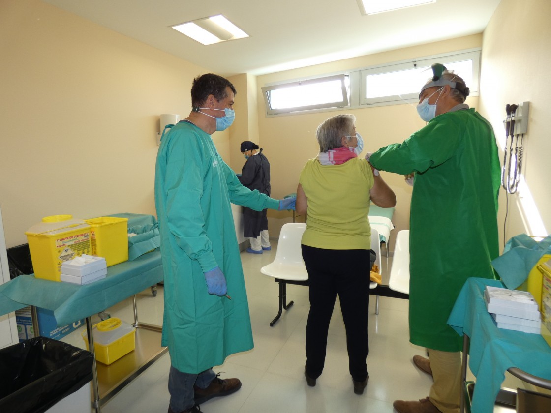 Los turolenses más mayores reciben ya el doble pinchazo: vacuna de la gripe y refuerzo contra el covid