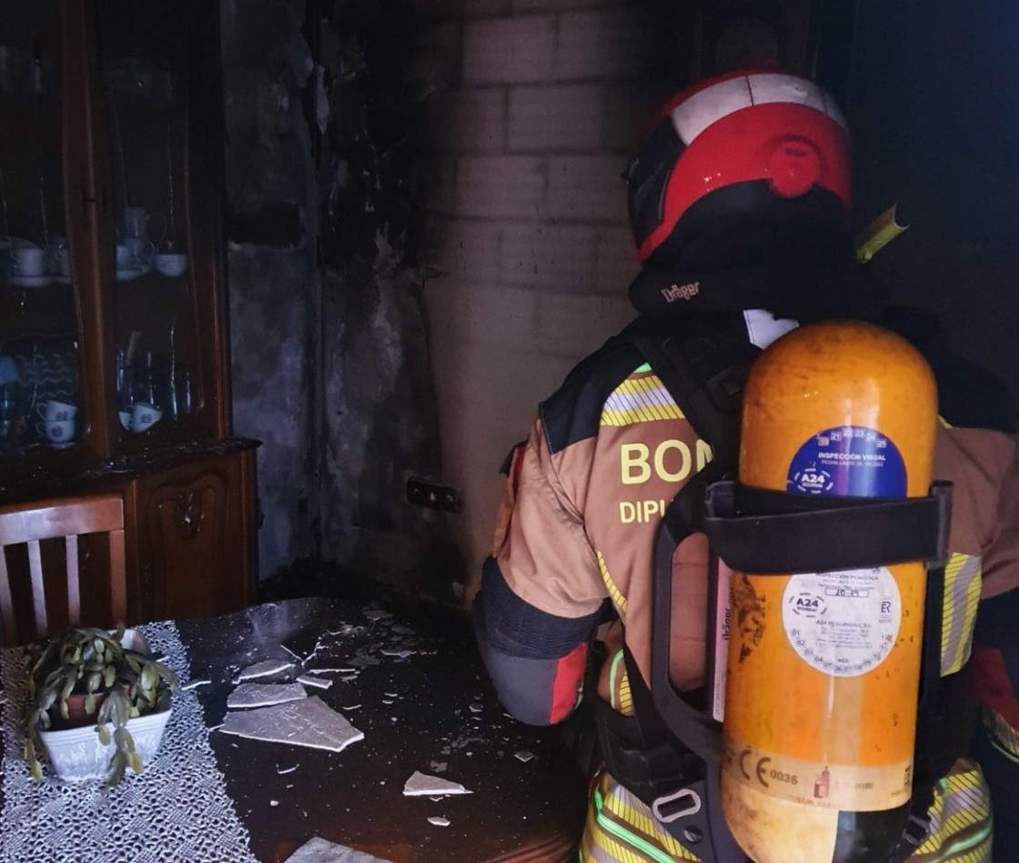 Los bomberos de la Diputación extinguen un incendio en una vivienda de Calamocha