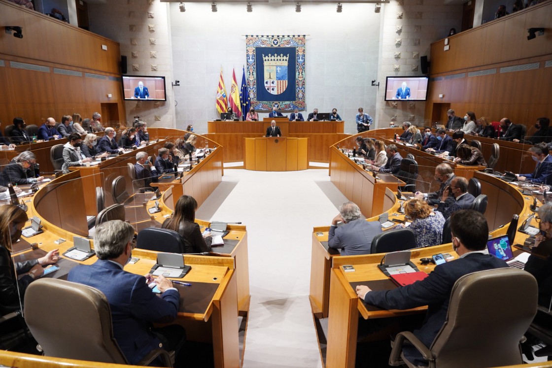 Lambán presume de gestión y logros y propone 15 pactos para el Aragón futuro