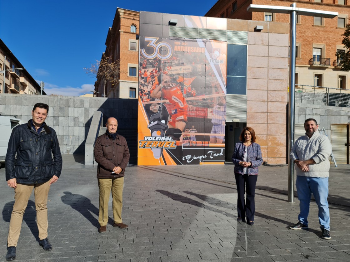 La nueva imagen de la Glorieta rinde homenaje al 30 Aniversario del CV Teruel