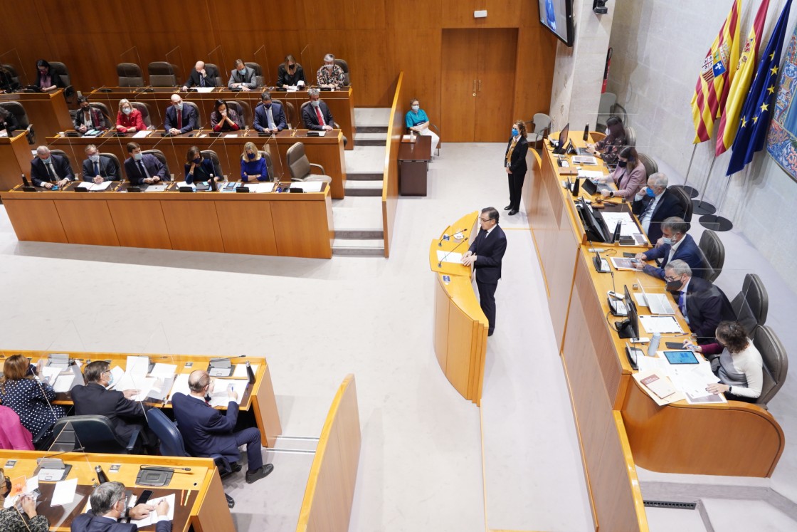 Lambán aboga por un pacto que impulse un modelo propio para las energías renovables en Aragón
