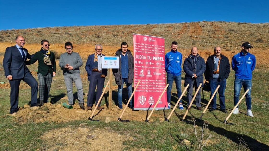 Los jugadores del CV Teruel repueblan una hectárea en Calamocha junto al alcalde