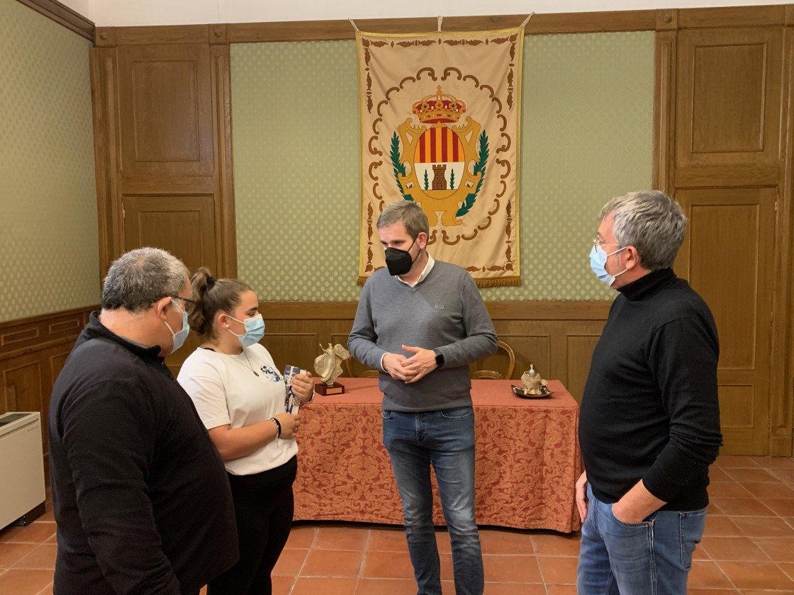 El Ayuntamiento de Alcañiz reconoce los éxitos de Elena Sanz