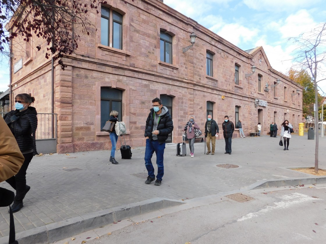 Resignación entre los usuarios del tren y quejas por los precios y el aumento de tiempos de viaje ante el corte de línea