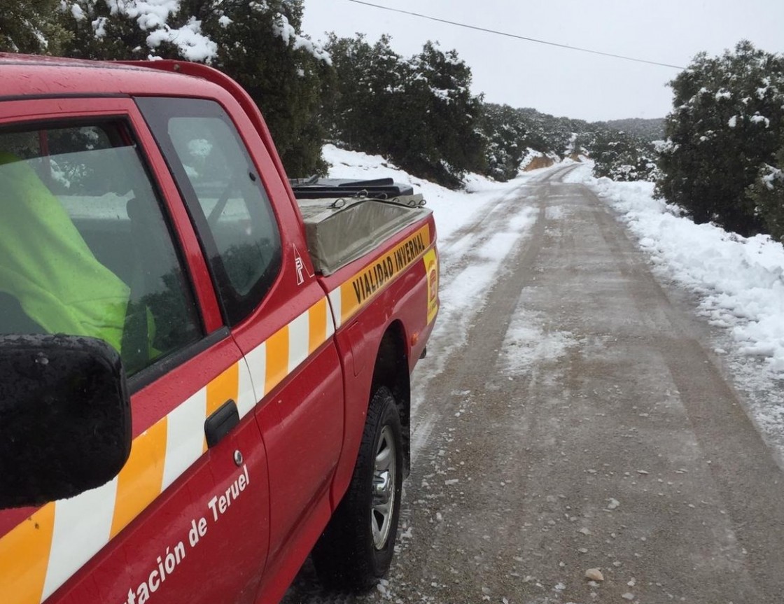 Nuevas nevadas y la presencia de placas de hielo complican la circulación esta mañana en varias zonas de la provincia