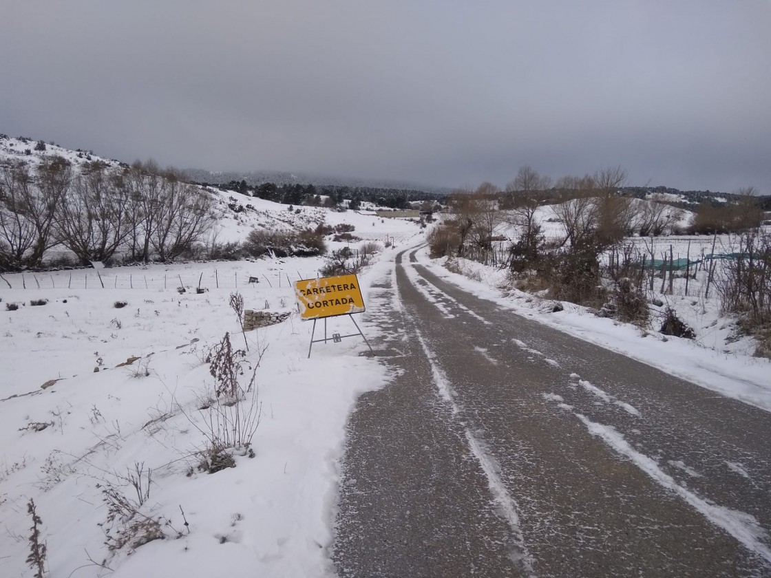 La nieve sigue provocando problemas de circulación en varias carreteras de la provincia y la A2705 de Valdelinares está cortada