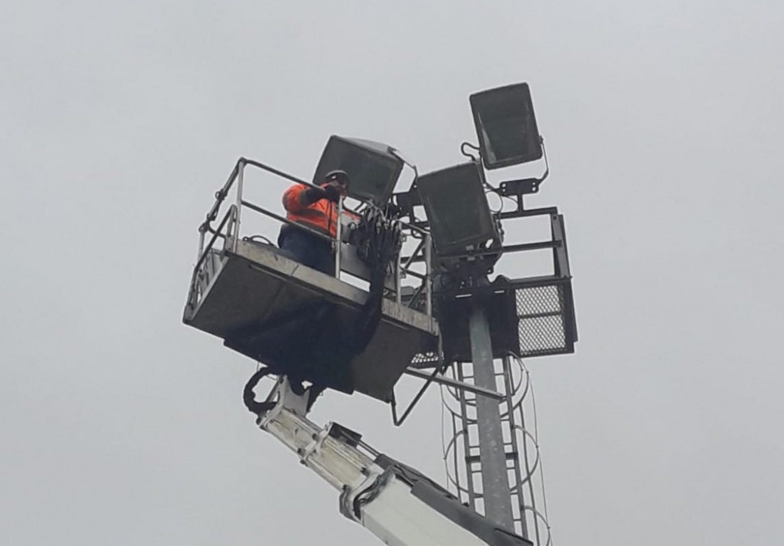 La Vega instala las nuevas torres de luz y su segundo graderío para el partido CD Utrillas-Valencia de Copa del Rey