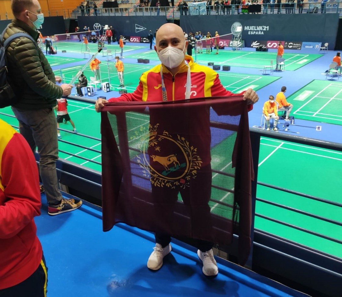 Javier Marta pone contra las cuerdas al inglés Freeman en el Campeonato del Mundo Sénior, en Huelva