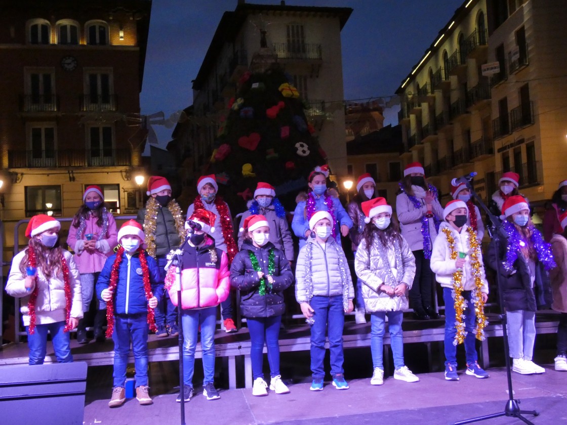 La ciudad de Teruel se ilumina de fiesta y recupera los villancicos en el Torico