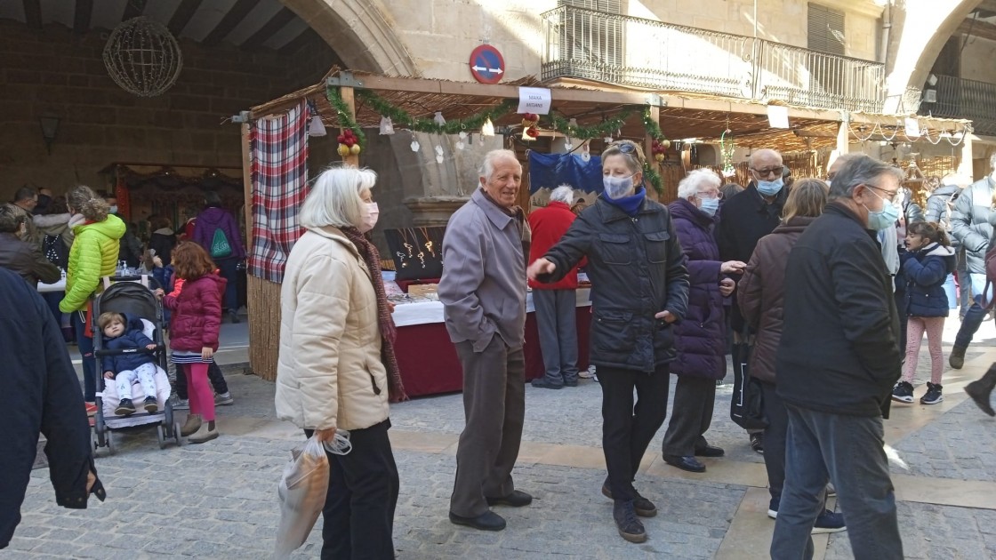 Ambiente festivo en Calaceite con motivo de la Feria de Navidad