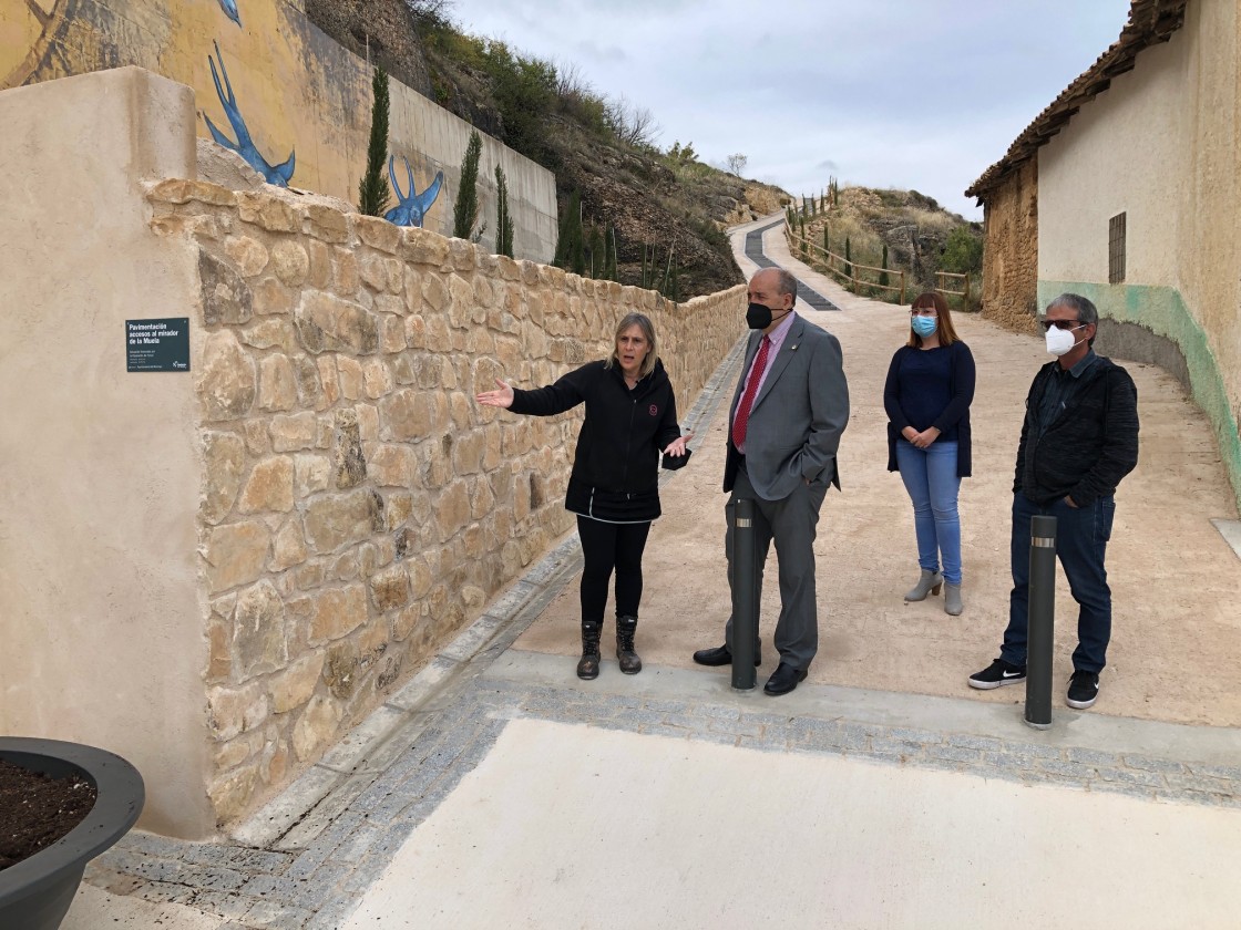 Monroyo ejecuta obras en las calles y en la piscina municipal con el Plan de Obras y Servicios de la DPT