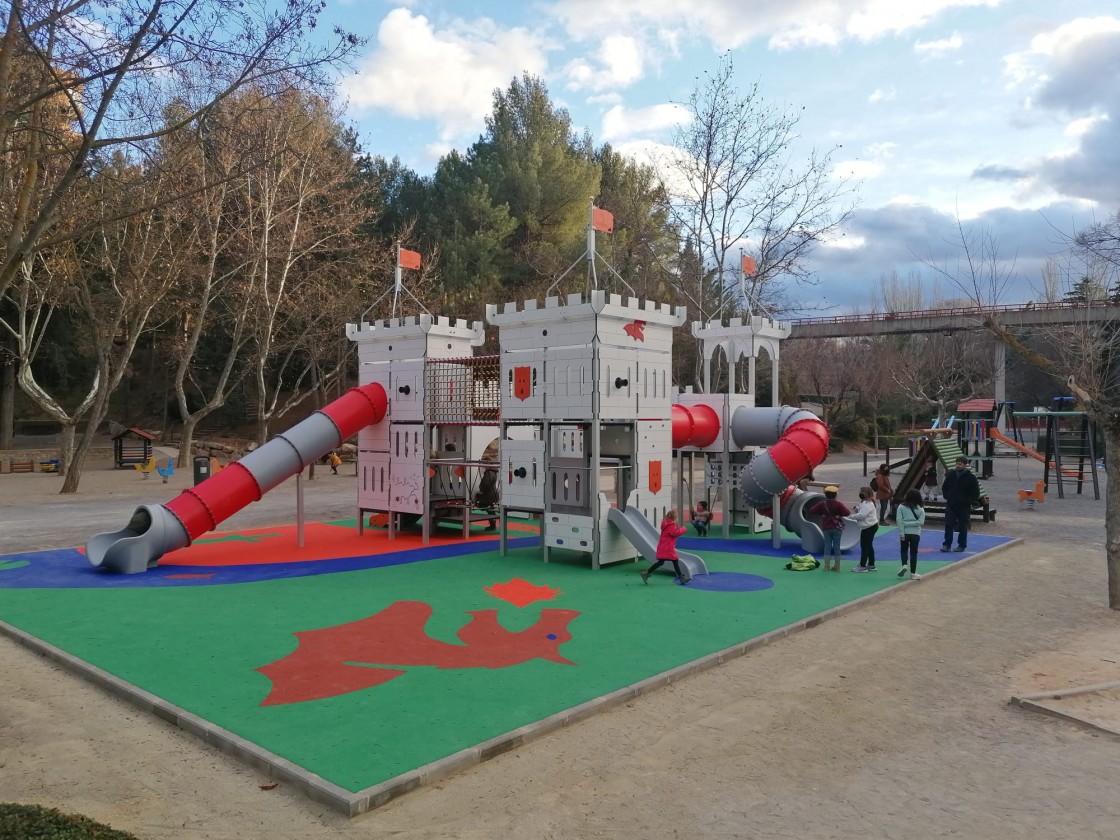 Los niños y niñas ya pueden disfrutar del nuevo juego de temática medieval del Parque de Los Fueros de Teruel