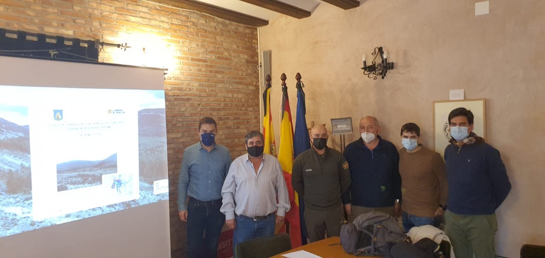 Gobierno de Aragón y Ayuntamiento de Aliaga coordinan que parte de los ingresos municipales por las eólicas vayan a conservación de los montes